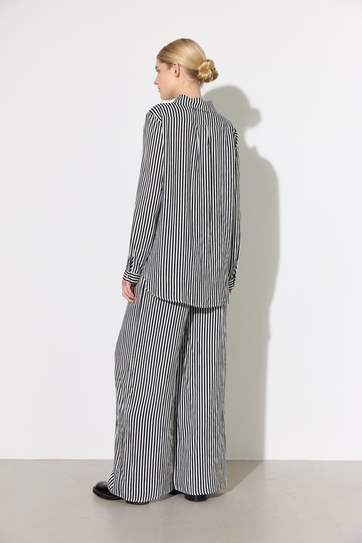 Hunkøn - Vicky Shirt 25980 - Black Striped Skjorter 