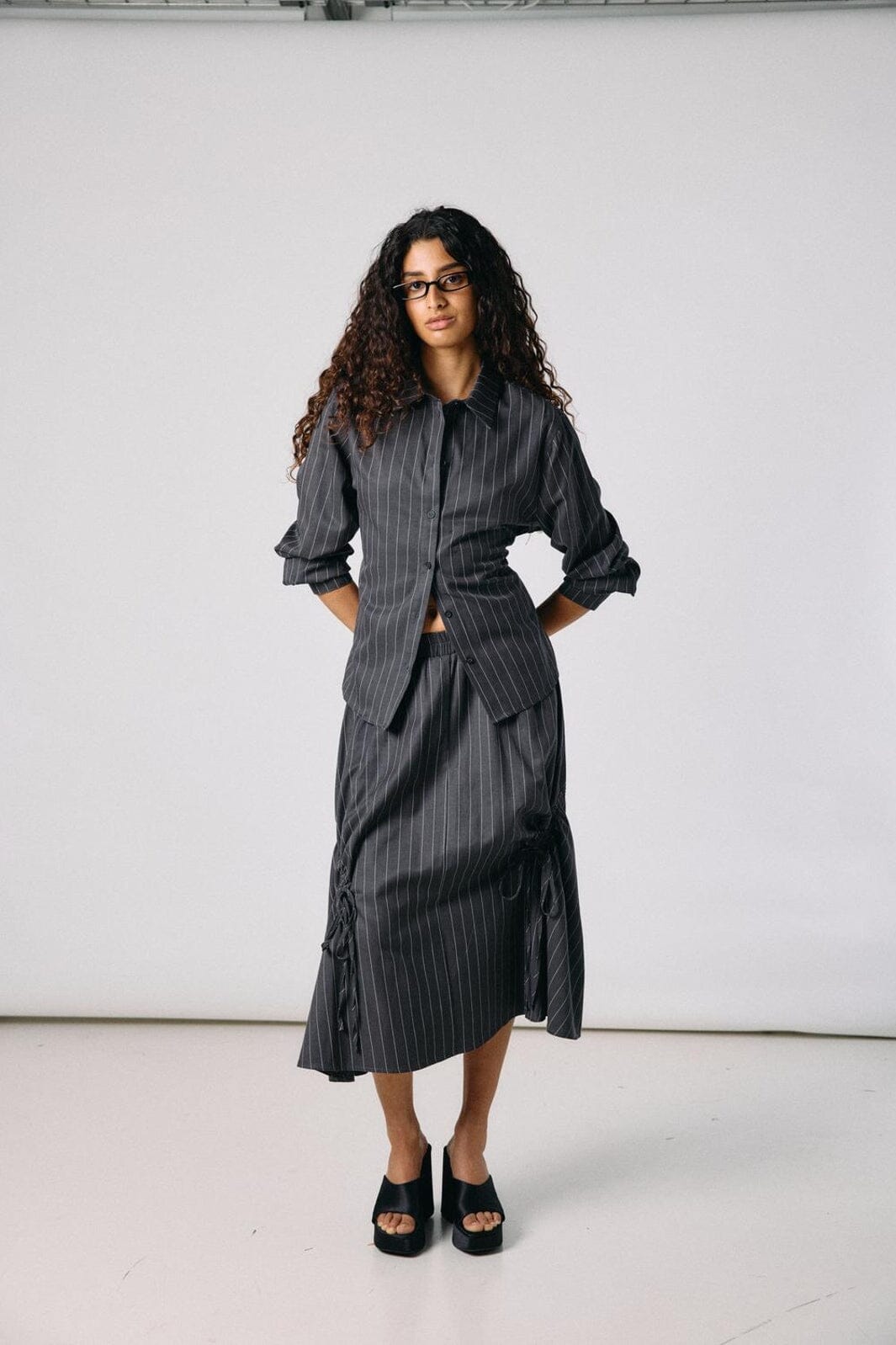 Noisy May - Nmjuniper String Detail Midi Skirt - 5175239 Charcoal Gray Pinstripe